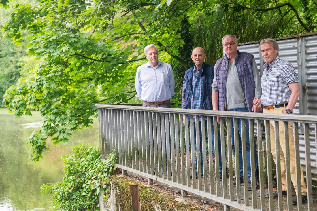 Sehen das Vorhaben kritisch: Graf von Meran (von links), Peter Jeske, Erhard Stratmann, Ulrich Bisping an der Werse. 