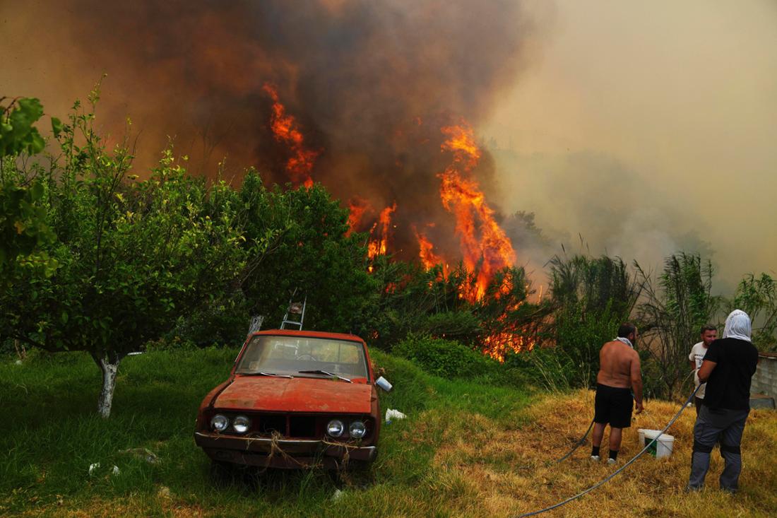 Flammen schießen in den Himmel: Waldbrände in Griechenland, wie hier in der Gegend von Patras sind außer Kontrolle.  