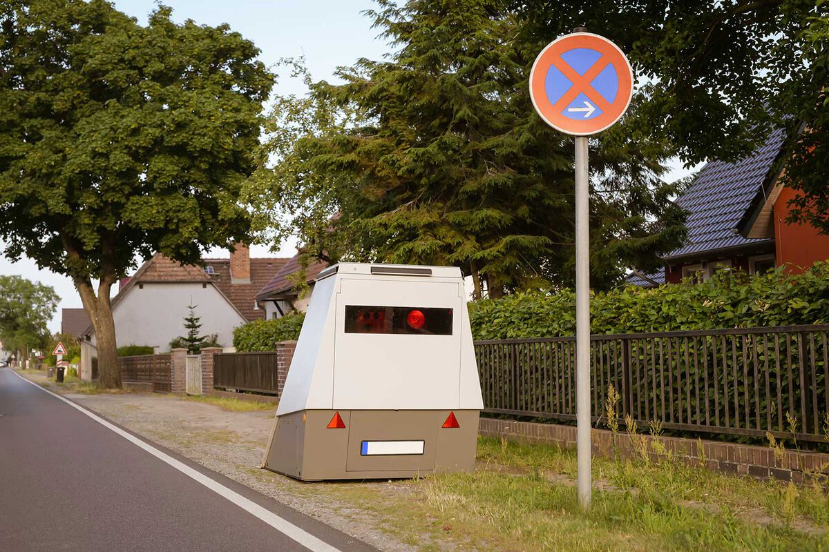 Beim landesweiten Blitzermarathon ist auch die Polizei in Eschweiler verstärkt im Einsatz – an vielen bekannten Stellen im Stadtgebiet. Foto: Adobe Stock 515215421 Ronald Rampsch - 