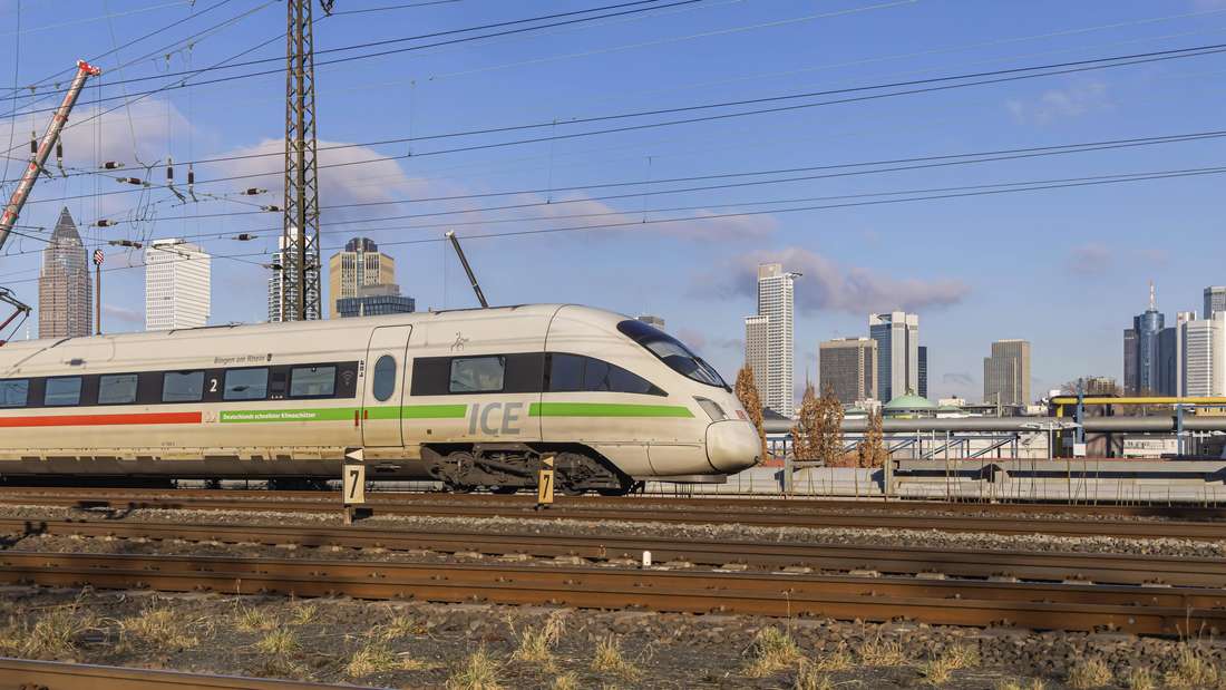 Gleisanlagen vor dem Hauptbahnhof von Frankfurt am Main mit ICE der Deutsche Bahn AG. Skyline der Hochhäuser in der City