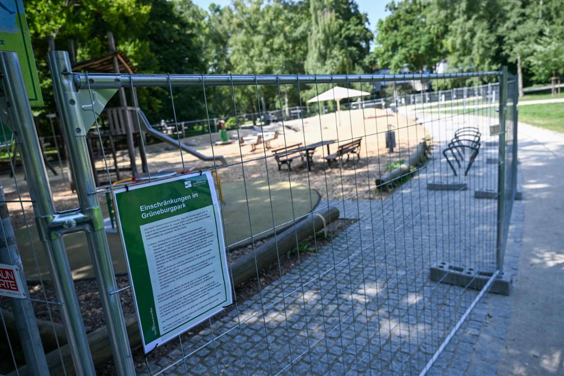 Frankfurt. 13.08.2025. Im Grueneburgpark werden Bauzaeune aufgestellt. Das System Change Camp wird auf dem suedlichen Teil der Gruenflaeche stattfinden, zum Schutz von Baeumen und Anlagen werden Absperrungen errichtet.