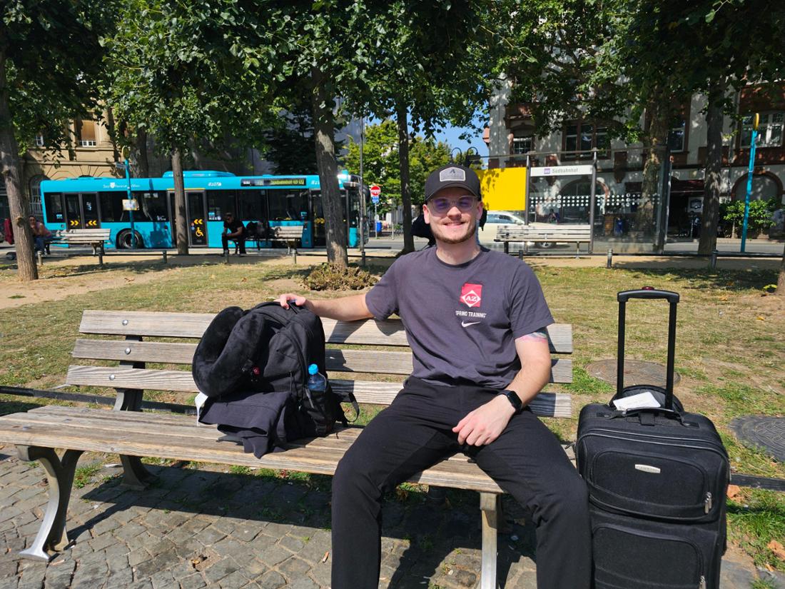Ein Mann sitzt auf einer Bank am Südbahnhof 