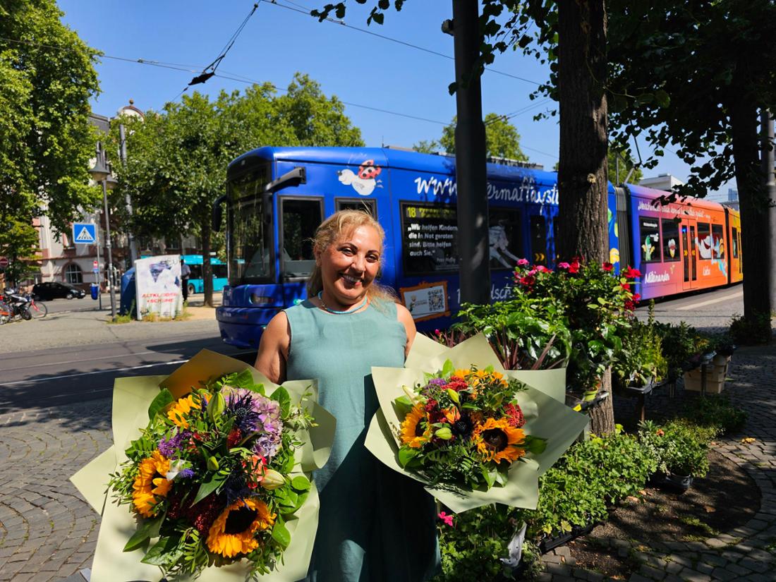 Eine Blumenhändlerin vor ihrem Geschäft am Südbahnhof 