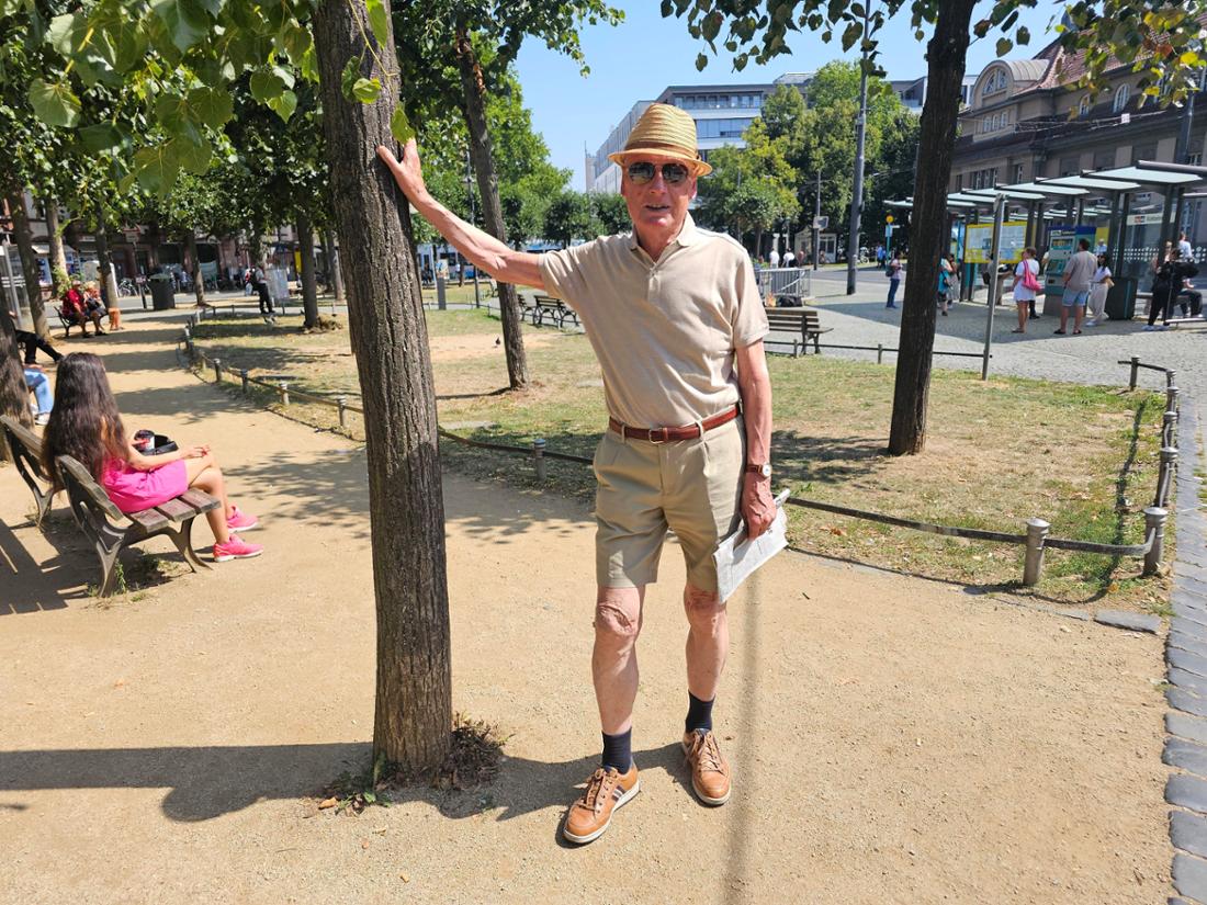 Ein Mann mit Hut und Sonnenbrille am Südbahnhof 
