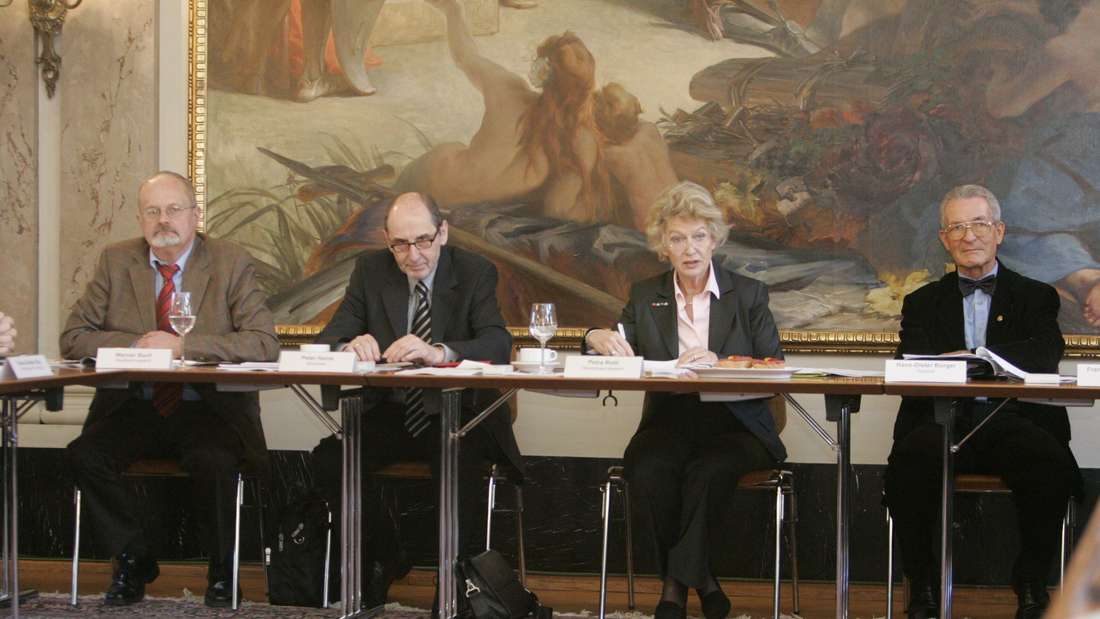 PK OB Roth Bolongaraopalast HöchstPeter Heine (2.v.l.), Dieter Bürger (r.)09.12.2009 FNP