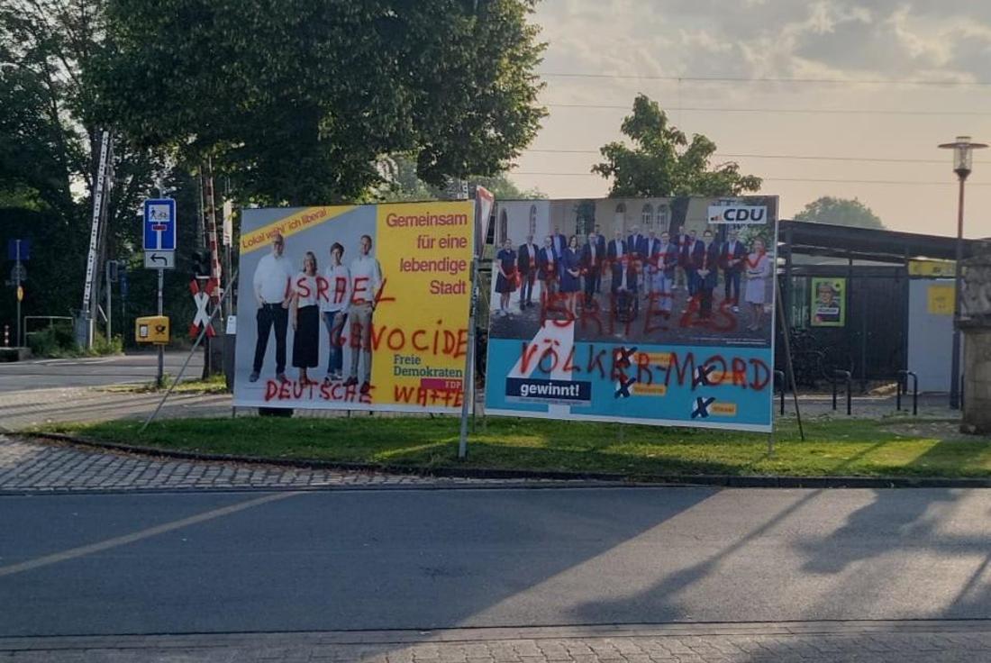 Die Wahlplakate von FDP und CDU am Bahnhof in Rinkerode sind beschmiert worden.