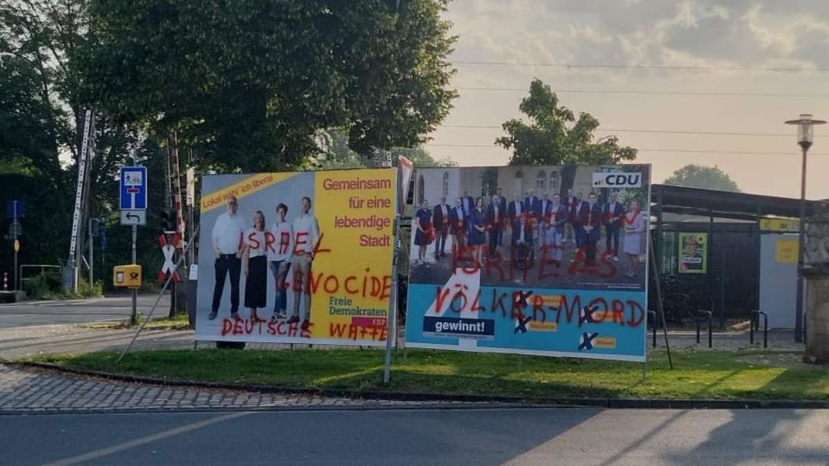 Wahlplakate kurz nach dem Aufstellen beschädigt