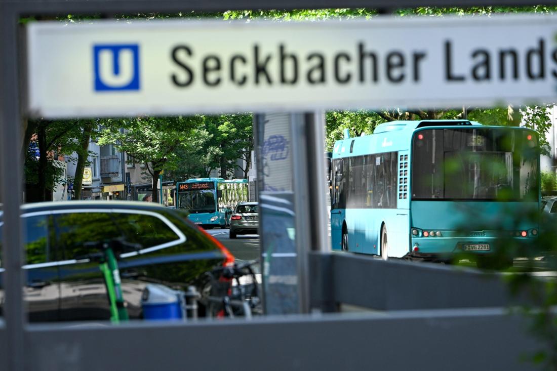 Frankfurt. 13.06.2025. Oeffentlicher Nahverkehr. Bus faehrt an der U-Bahn Station Seckbacher Landstrasse vorbei.TAGESHONORARVeroeffentlichung nur zur aktuellen Berichterstattung, unter Beachtung des Medienprivilegs.Vereinbarung ueber Abtretung von Persoenlichkeitsrechten der abgebildeten Person(en), Model / Product Release liegt nicht vor. Foto: Renate Hoyer, 60316 Frankfurt.