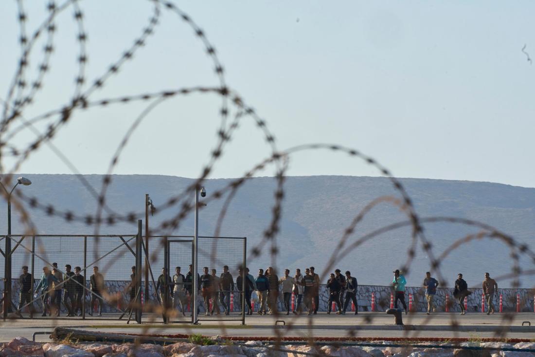 Migranten, die südlich von Kreta gerettet wurden, nach ihrer Ankunft im Hafen von Lavrio.