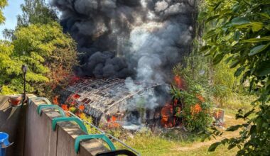 Riesige Rauchwolke: Pflanzenhalle in Offenbach niedergebrannt