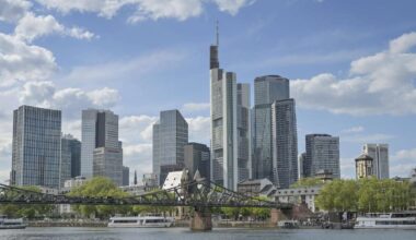 Mann springt zweimal in den Main
