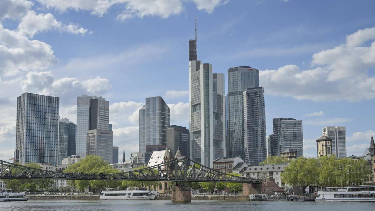 Mann springt zweimal in den Main