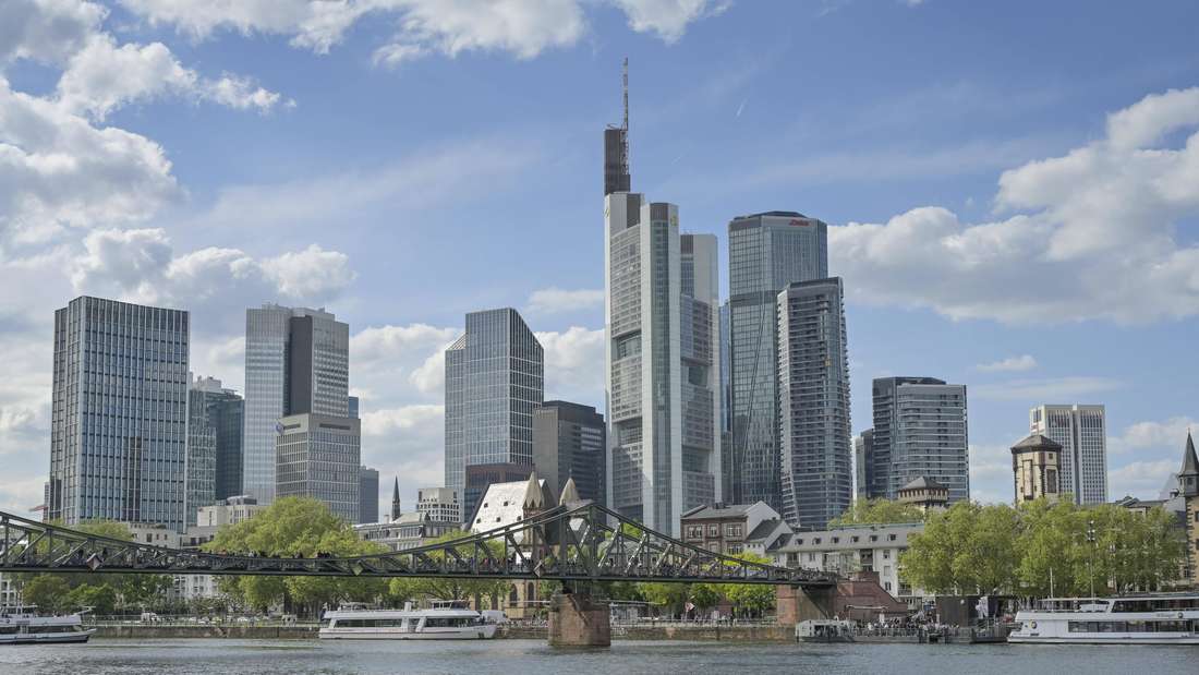 Großeinsatz am Frankfurter Mainkai: Mann springt zweimal in den Main (Archivbild)