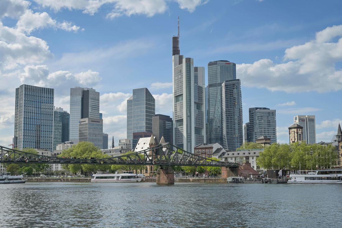 Großeinsatz am Frankfurter Mainkai: Mann springt zweimal in den Main (Archivbild)