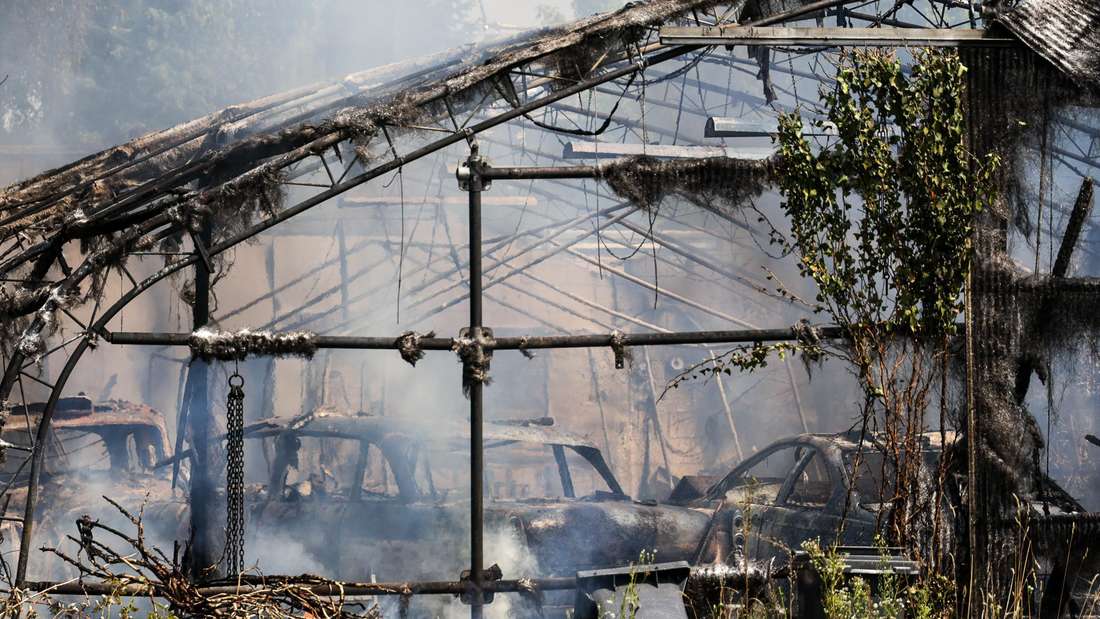 Lagerschuppen geht in Flammen auf - Rauchwolke kilometerweit sichtbar 