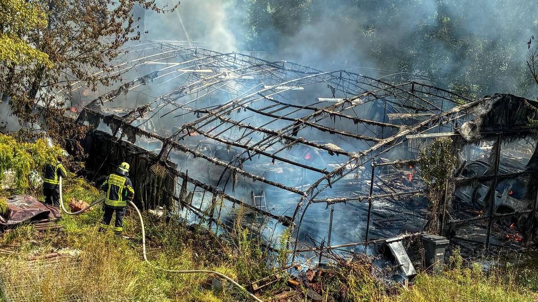 Lagerschuppen geht in Flammen auf - Rauchwolke kilometerweit sichtbar 