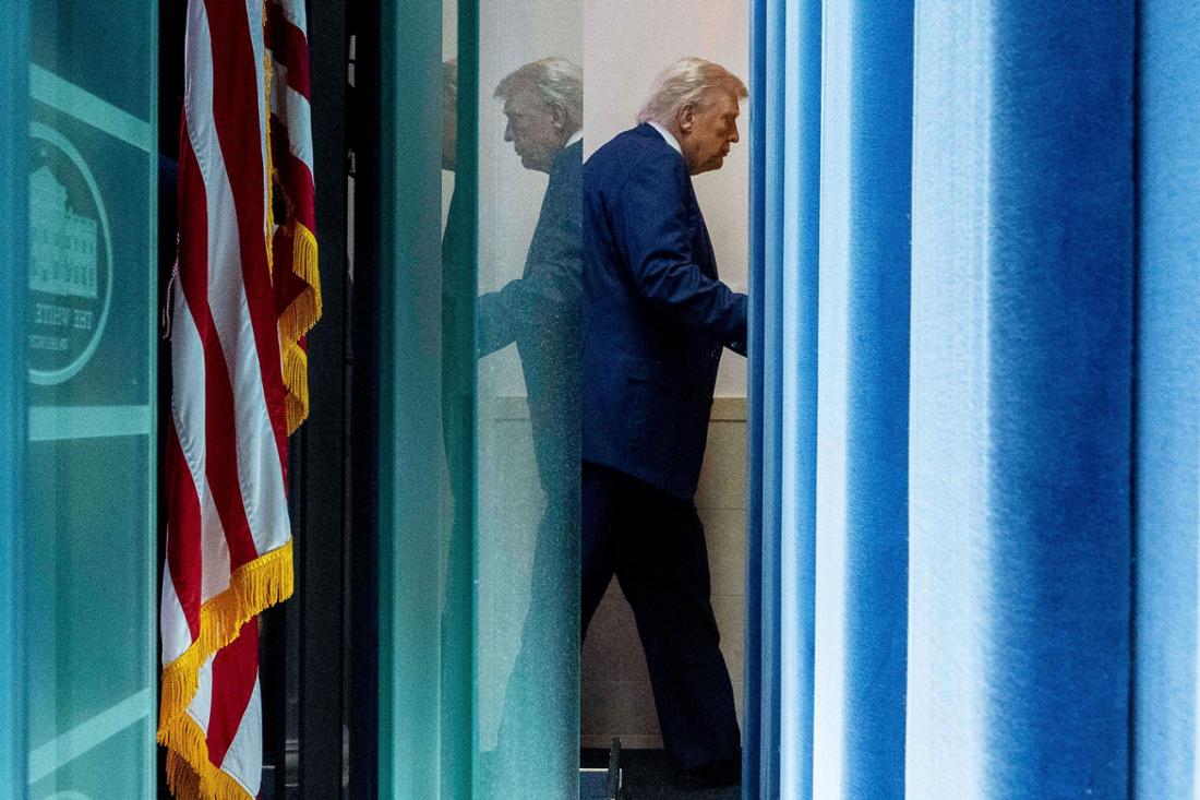 US-Präsident Donald Trump verlässt den James Brady Press Briefing Room im Weißen Haus, nachdem er mit Reportern gesprochen hat.