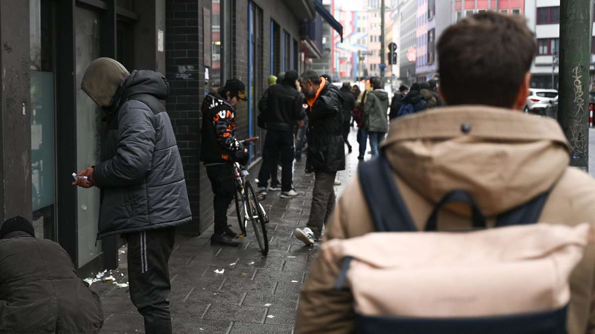 Vor einem Frankfurter Drogenkonsumraum sollen Sitzgelegenheiten eingerichtet werden