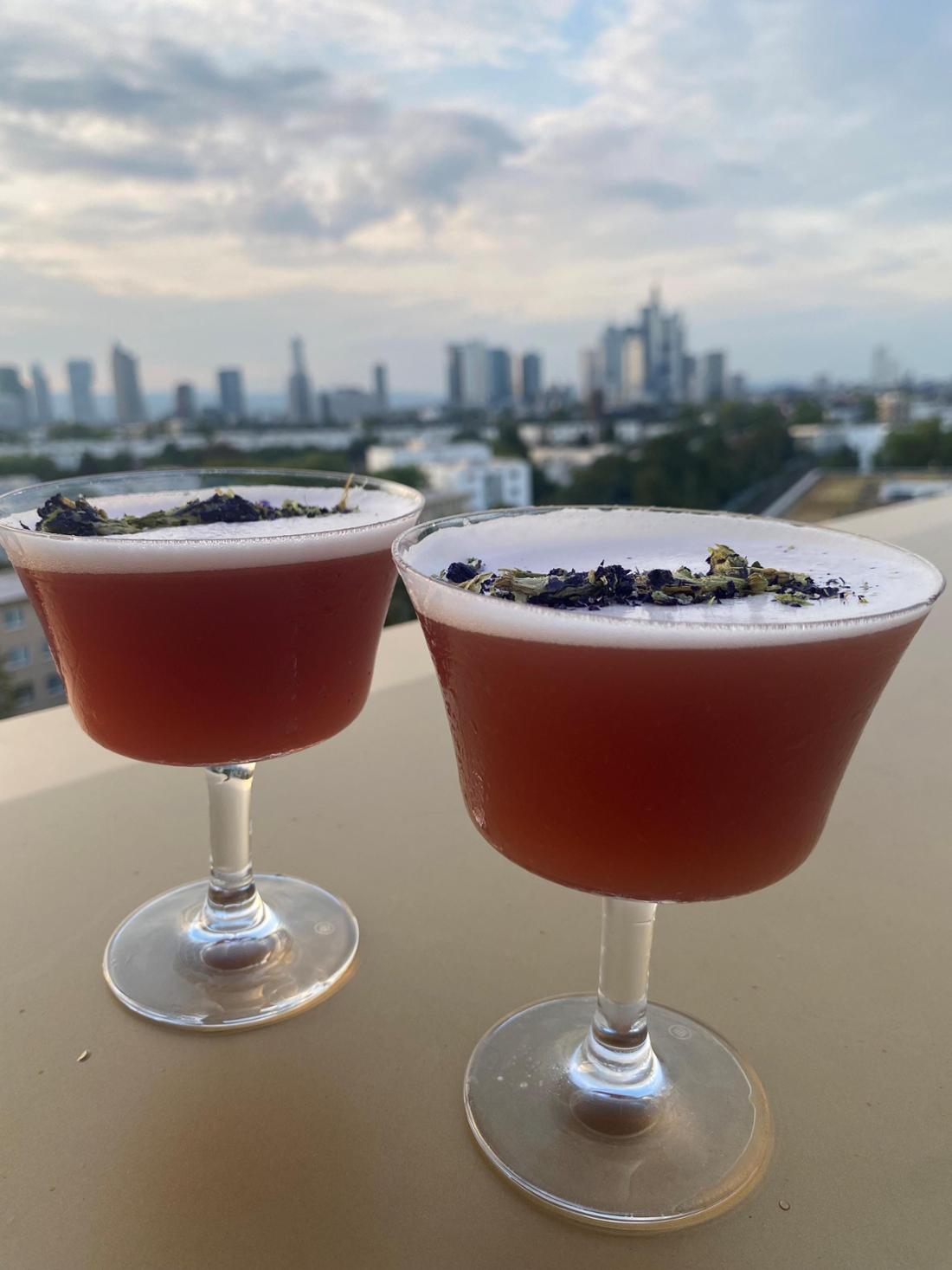 Drinks auf der Rooftop-Bar des Hotels The Blasky