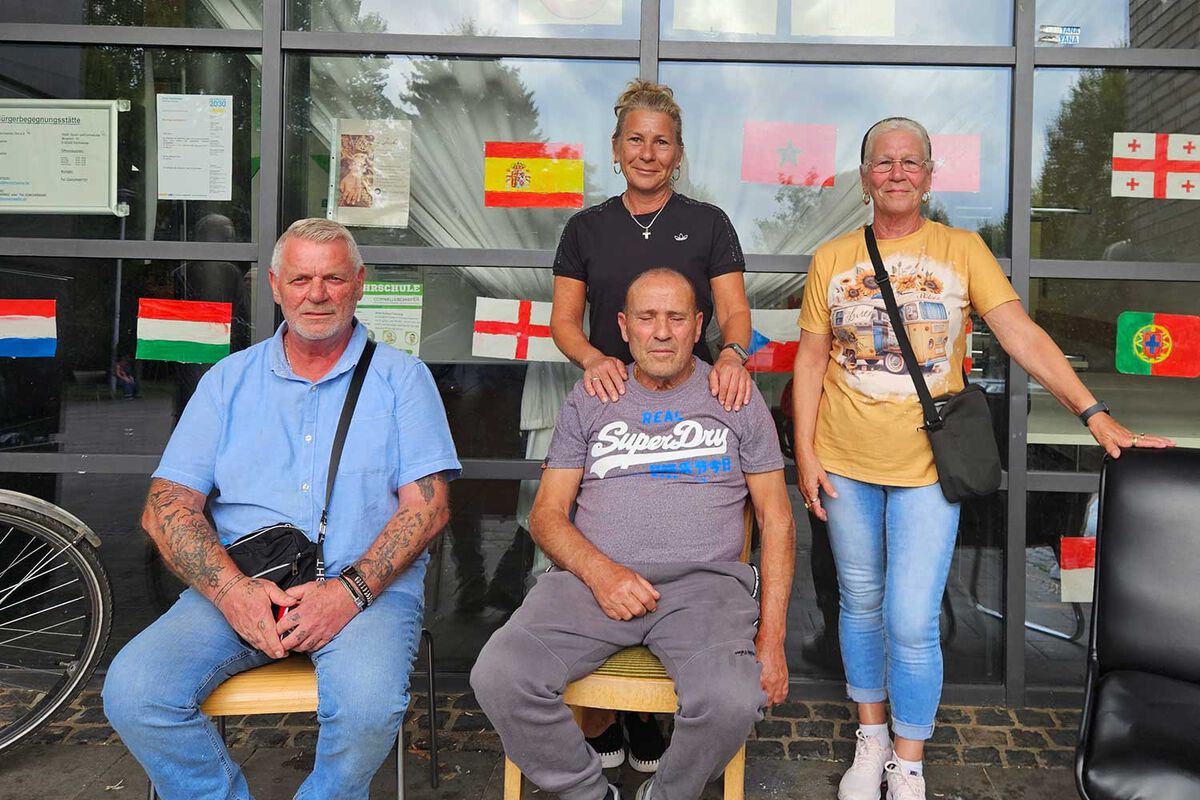 Hoffen mit vielen anderen Familien auf eine Lösung: langjährige Anwohner Eduard-Mörike-Platz - Foto: Gaby Römers - 