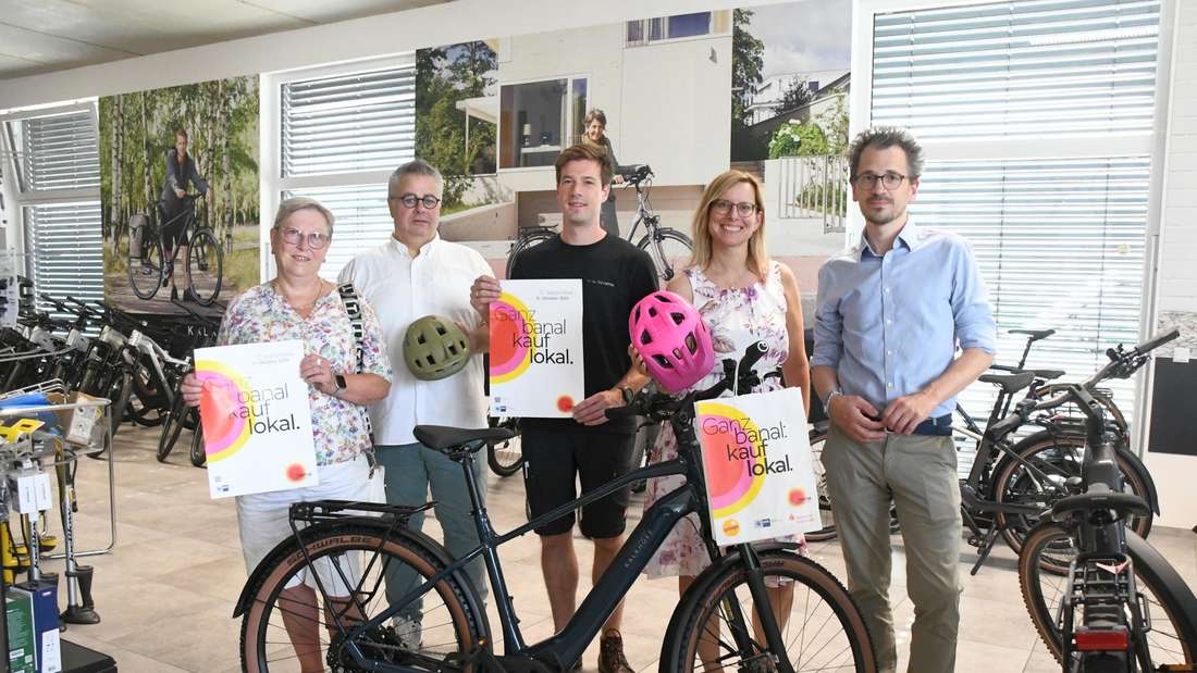bab15082025 Auch Adam Schneider (Mitte) bekam am Freitag in seinem Radladen auf der Münsterer Beune Besuch von einem Tross der IHK (r. Daniel Theobald, Geschäftsbereichs-Leiter Unternehmen und Standort), des Gewerbevereins (l. Vorsitzende Hiltrud Schäfer) und der Gemeinde (2. v. l. Bürgermeister Joachim Schledt, 2. v. r. Wirtschaftsförderin Sandra Schröbel). Foto: Dörr