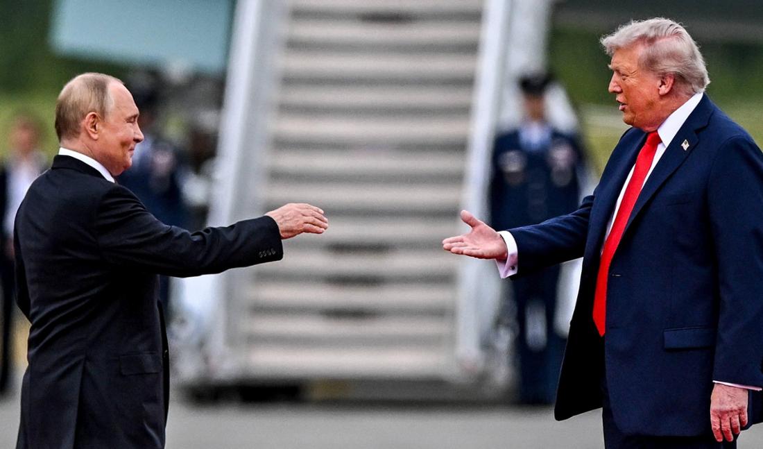 US-Präsident Donald Trump empfängt den russischen Präsidenten Wladimir Putin am Freitag (15. August 2025) auf dem Rollfeld der Militärbasis Joint Base Elmendorf-Richardson im US-Bundesstaat Alaska.