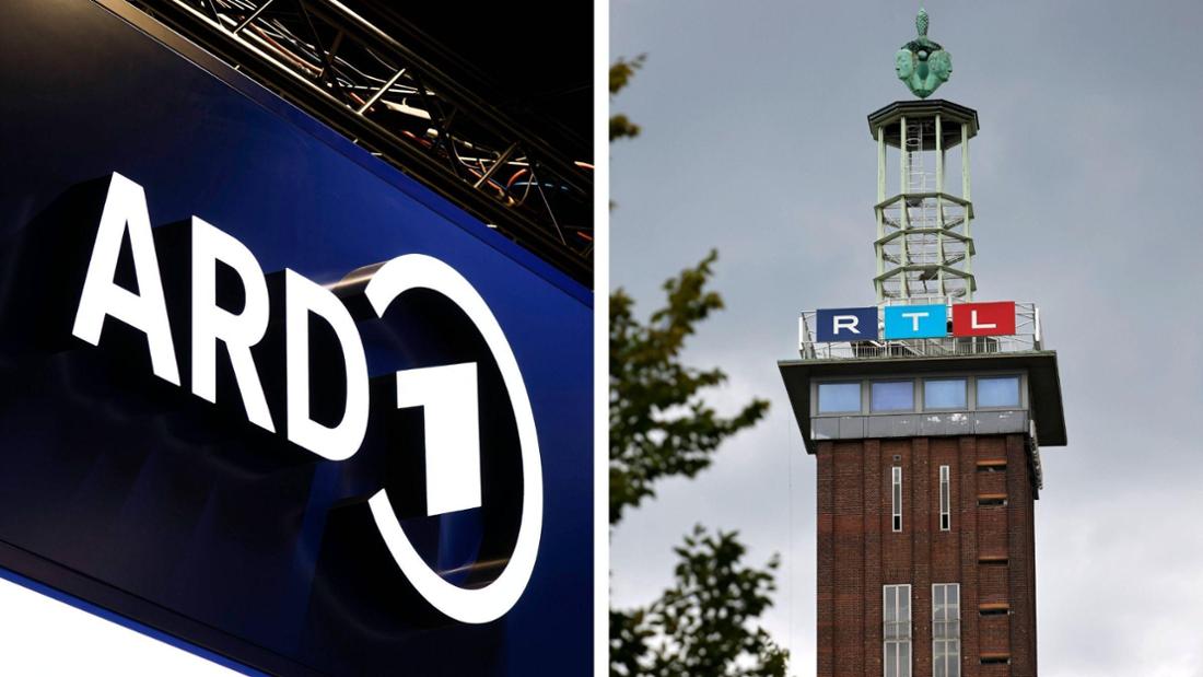 ARD-Logo (l.) und der Messeturm am Eingang zur RTL-Zentrale in Köln mit RTL-Logo (r.)