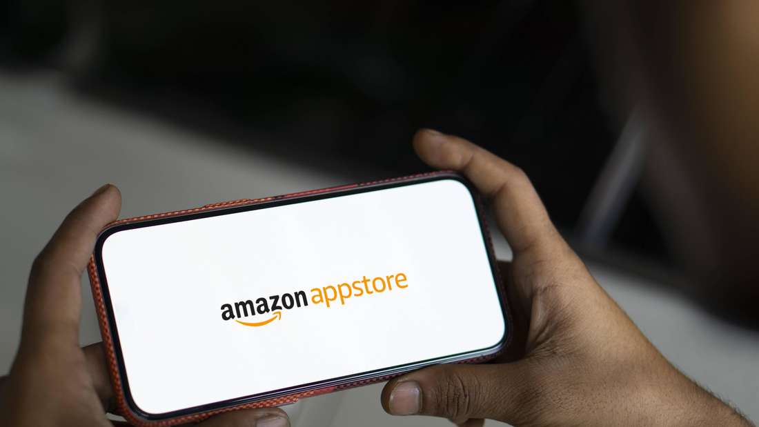 Eine Person öffnet den Amazon Appstore auf dem Smartphone