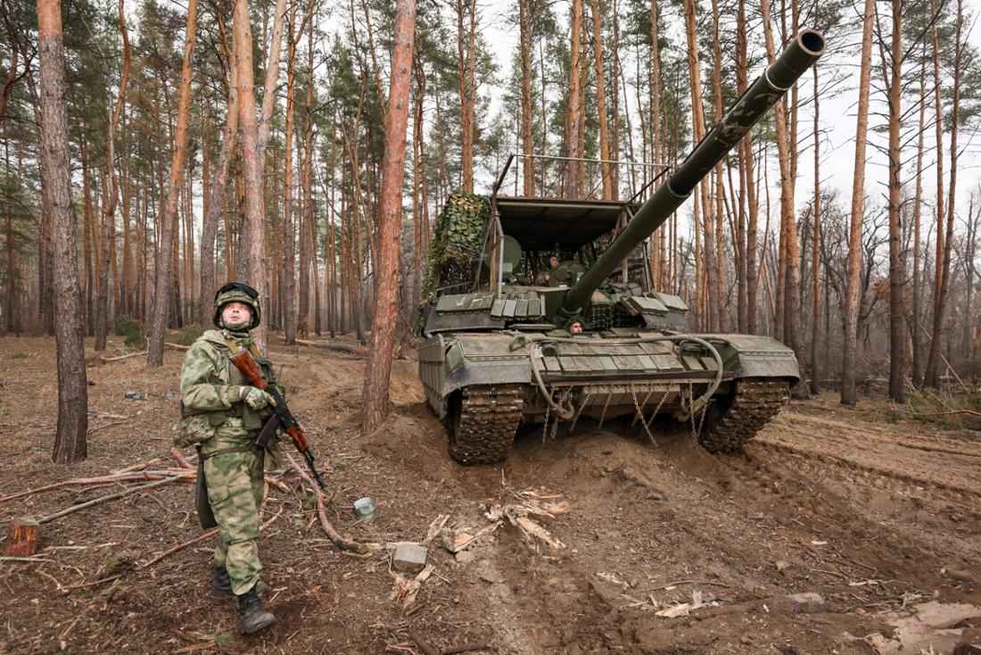 Besatzung eines T-90M Proryv-Panzers an der Krasny-Liman-Front in der Ukraine.