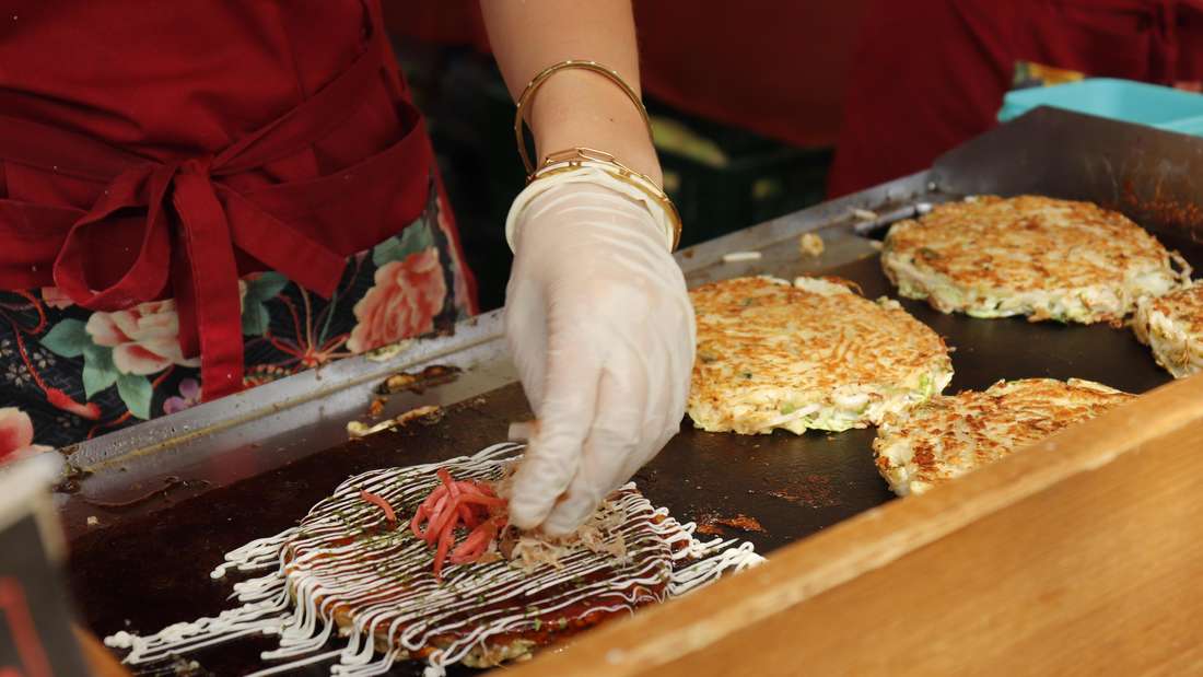 Ist das japanischer Pfannkuchen? Gebratene Okonomiyaki verströmen ihren Duft im Büsingpark.