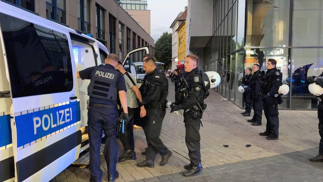 An dem Polizeieinsatz in der Dortmunder Innenstadt waren auch Einsatzkräfte einer Hundertschaft beteiligt.