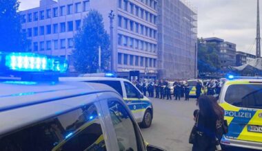 Etliche Schaulustige behindern Polizeieinsätze in NRW-Innenstadt: Hundertschaft im Einsatz