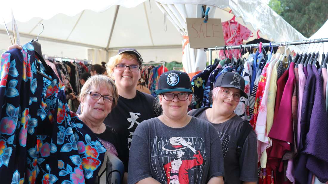 Porzellan, Kimonos, Merchandise: Petra Semineth (links) und ihre Töchter Miriam, Ariane und Nadine werden fündig. 