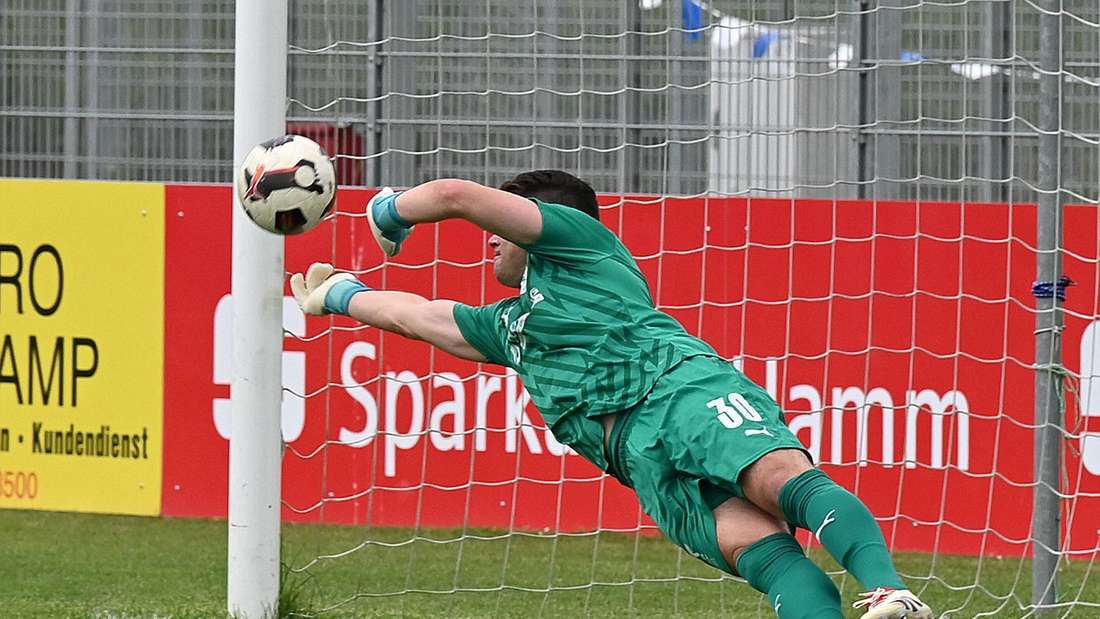 [Foto: Reiner Mroß]  HammWestfalia Rhynern - 1.FC GievenbeckTorwart Christopher Balkenhoff wehrt Elfmeter ab