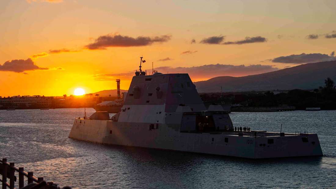 Der Lenkwaffenzerstörer der Zumwalt-Klasse USS Michael Monsoor (DDG 1001) im Sonnenuntergang vor Pearl Harbour.