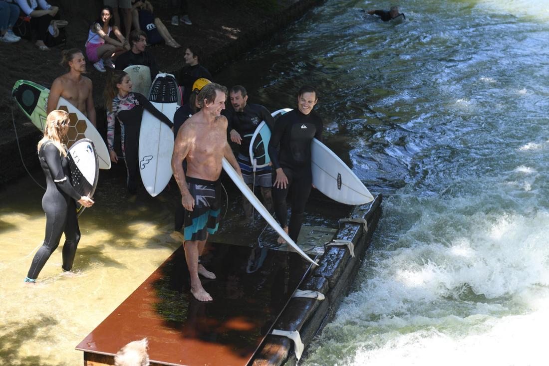 Surfstar Robby Naish ließ es sich 2021 nicht nehmen, die Eisbach-Welle zu inspizieren – und natürlich zu surfen