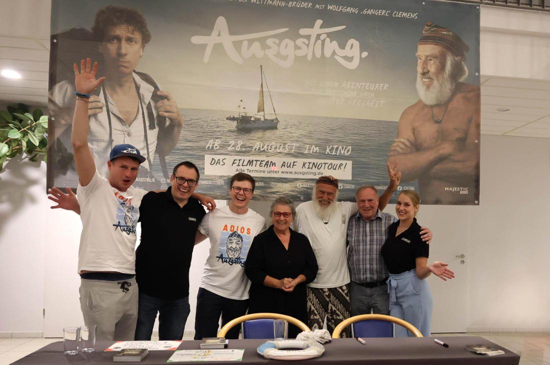 Nach der Vorpremiere in Waldkraiburg: Rainier Ramisch, Angelo Trono, Thomas Wittmann, Angelika Fläxl, Aussteiger Wolfgang „Gangerl“ Clemens, Paul Fläxl, Melissa Bieger.