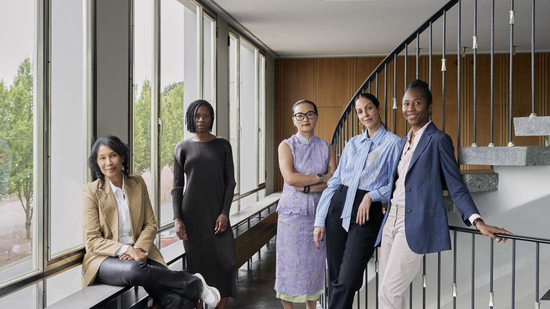 Das Künstlerische Team der documenta besteht nur aus Frauen: Romi Crawford (von links), Mayra A. Rodríguez Castro, Xiaoyu Weng, Carla Acevedo-Yates und Leiterin Naomi Beckwith im Treppenhaus der AOK. 
