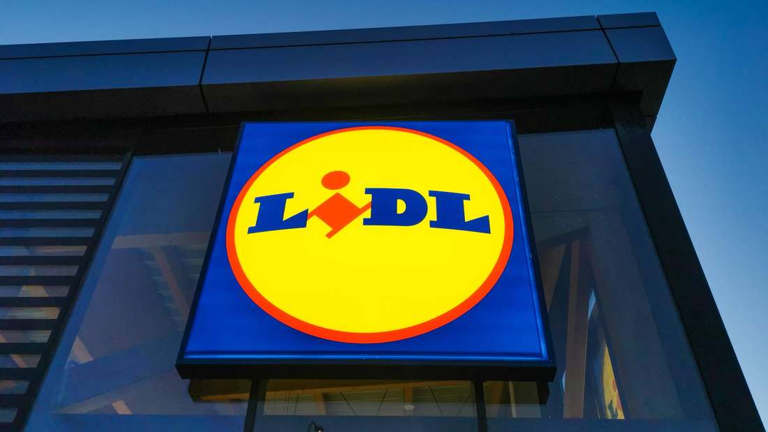 Lidl-Logo bei Abenddämmerung.