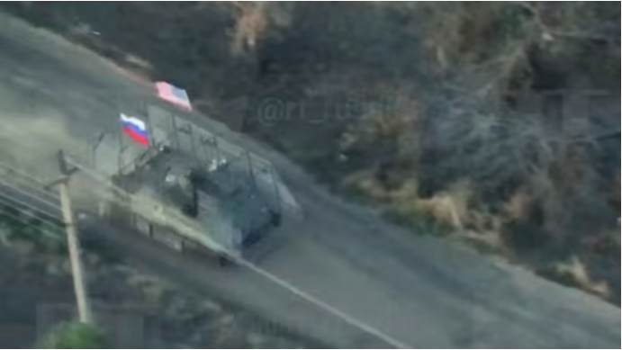 RT-Video eines US-amerikanischen Panzers, der unter russischer und amerikanischer Fahne in den Kampf zieht.