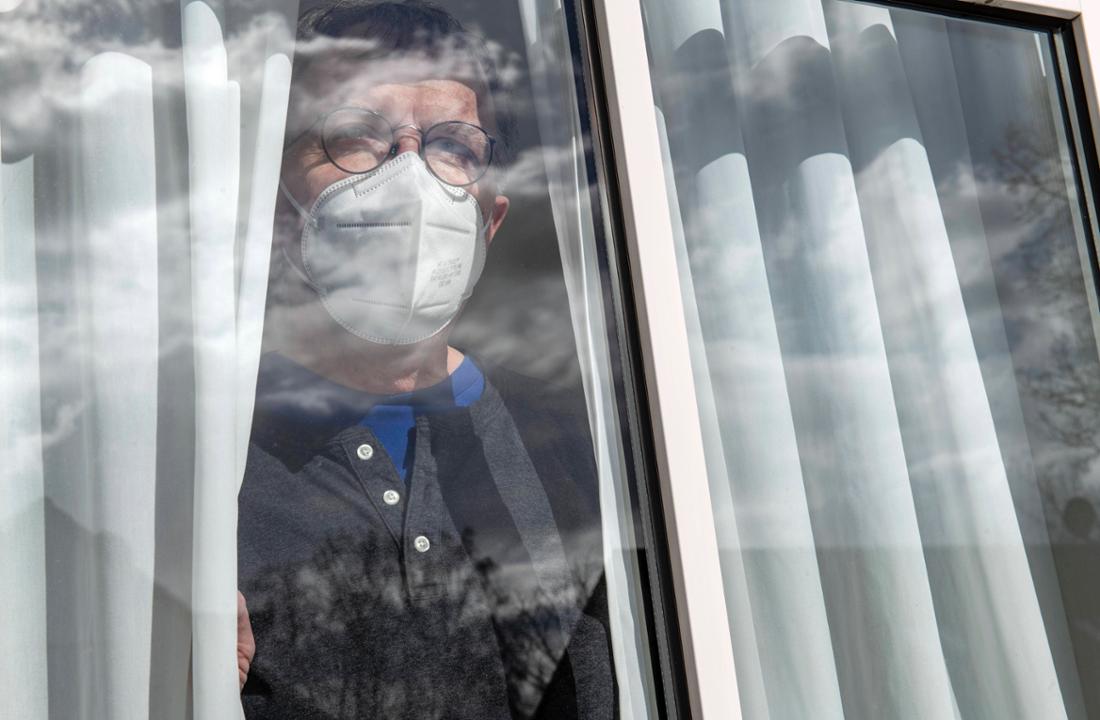 Eine große Übersichtsstudie verdeutlicht: Omikron ist nicht harmlos – vor allem Menschen mit Vorerkrankungen erkranken schwerer und sterben häufiger.
