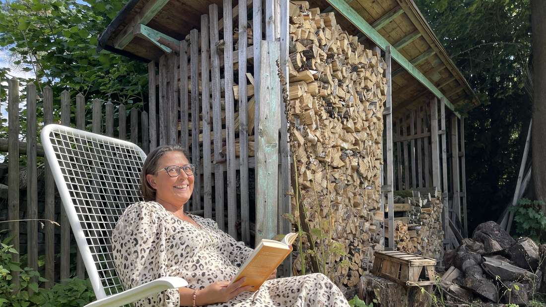 Verlegerin Karina Lotz liest ihre Bücher gerne im Liegestuhl im Garten.
