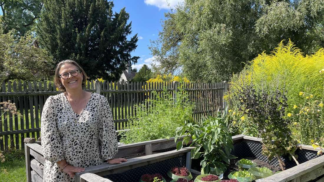 Zwischen Tomaten und Zucchini: Karina Lotz widmet sich im Garten mit Freude dem Gärtnern.