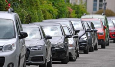 „Darf man so parken?“ – hitzige Debatte um Fahrzeug auf Münchner Straße