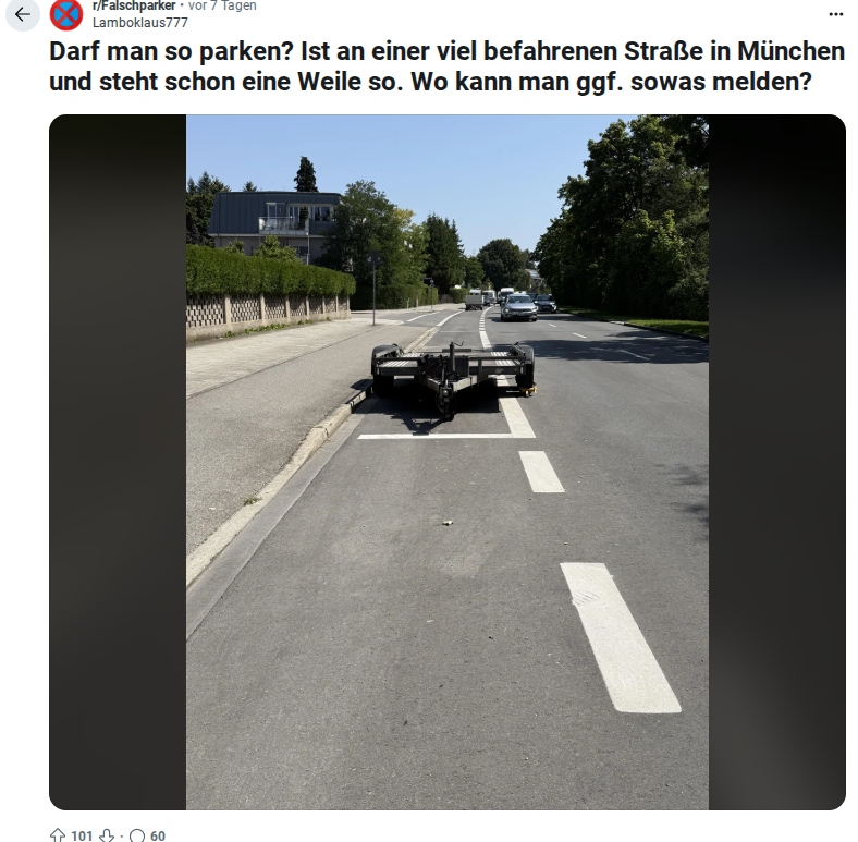 Anhänger auf Parkfläche