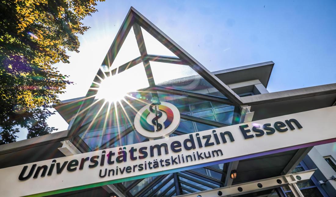 Außenansicht des Eingangsbereichs am Universitätsklinikum Essen UKE an der Hufelandstraße