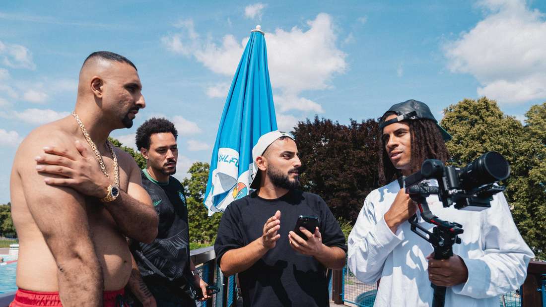 Beim Dreh im Wolfhager Schwimmbad: SSIO (Sadat, Ssiawosch), Philipp Bierschenk, Can Karahan, Mac Duke 