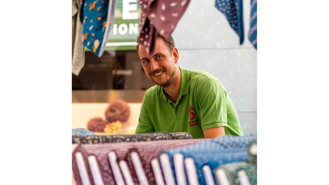 Neben Stoffen und Textilien gibt es auf dem Stoffmarkt in Kassel natürlich auch eine fachkundige Beratung.