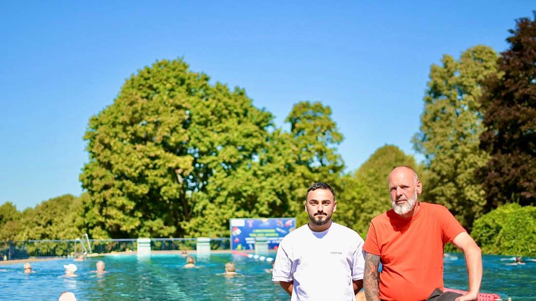 Rapper SSIO dreht Musikvideo im Wolfhager Schwimmbad. Can Karahan (links) war Produzent. Sven Gulau Schwimmmeister in Wolfhagen. FOTO: Johannes Siebert 