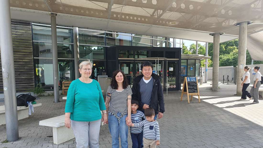 Als zu teuer kritisieren (v.li.) Angelika Göricke sowie Melanie und Loi Klinger die Eintrittspreise.